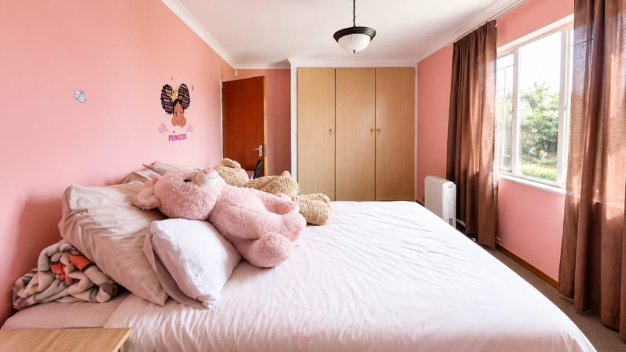 5 Bedroom Property for Sale in Linmeyer Gauteng