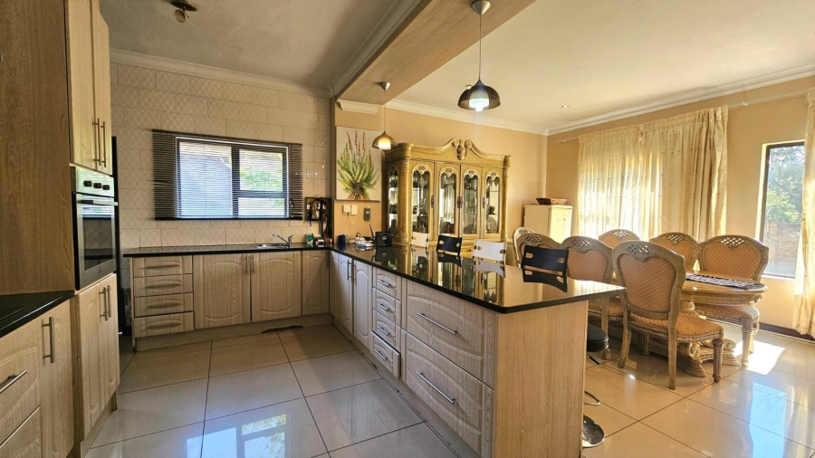 5 Bedroom Property for Sale in The Wilds Gauteng