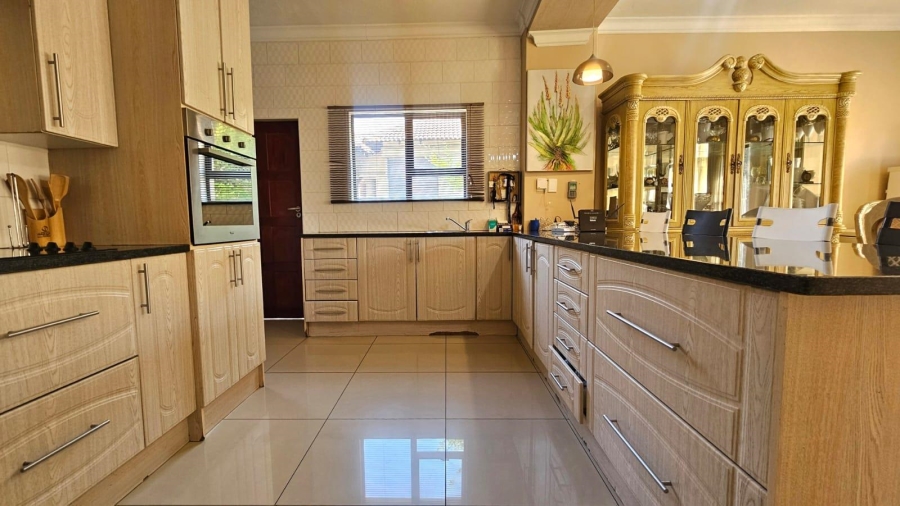 5 Bedroom Property for Sale in The Wilds Gauteng