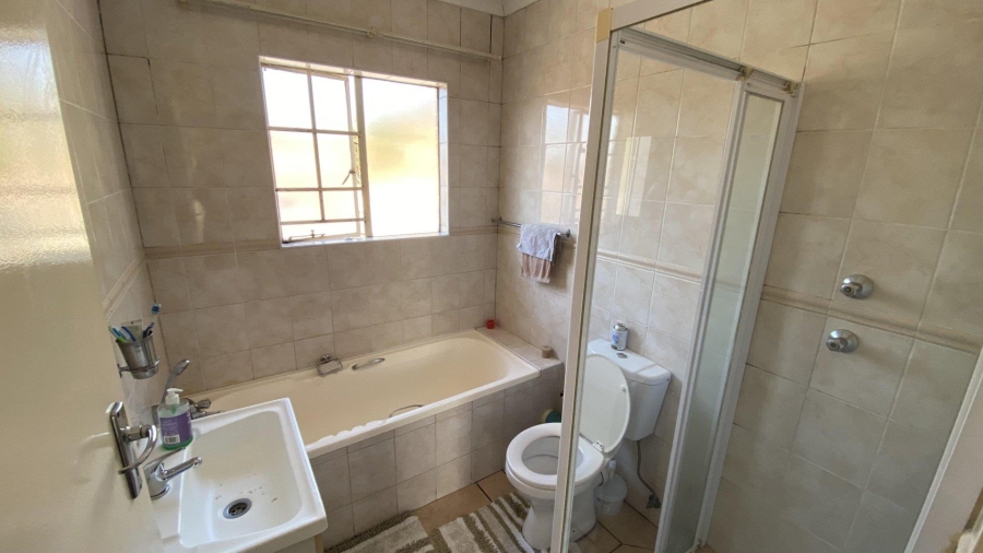 To Let 2 Bedroom Property for Rent in Sonneglans Gauteng