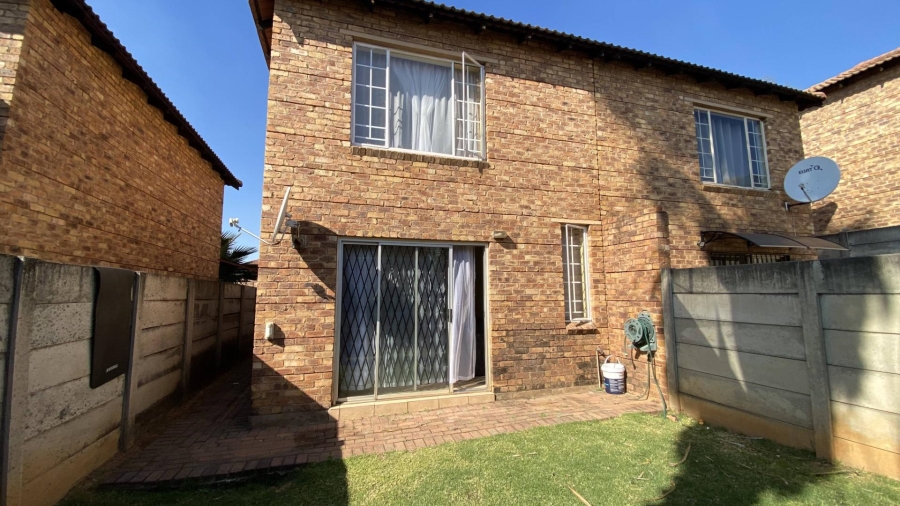 To Let 2 Bedroom Property for Rent in Sonneglans Gauteng