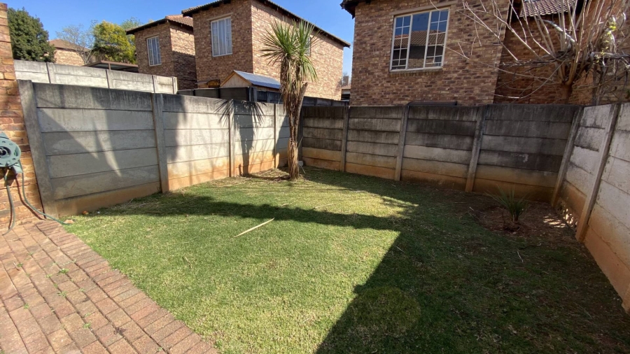 To Let 2 Bedroom Property for Rent in Sonneglans Gauteng