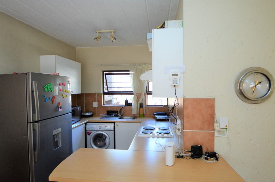 To Let 2 Bedroom Property for Rent in Magaliessig Gauteng