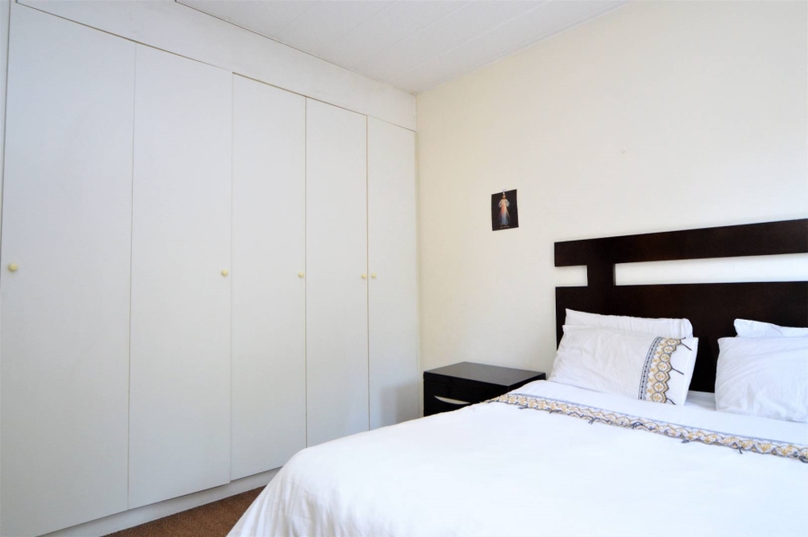 To Let 2 Bedroom Property for Rent in Magaliessig Gauteng