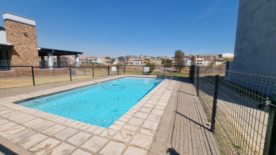 2 Bedroom Property for Sale in Kosmosdal Gauteng