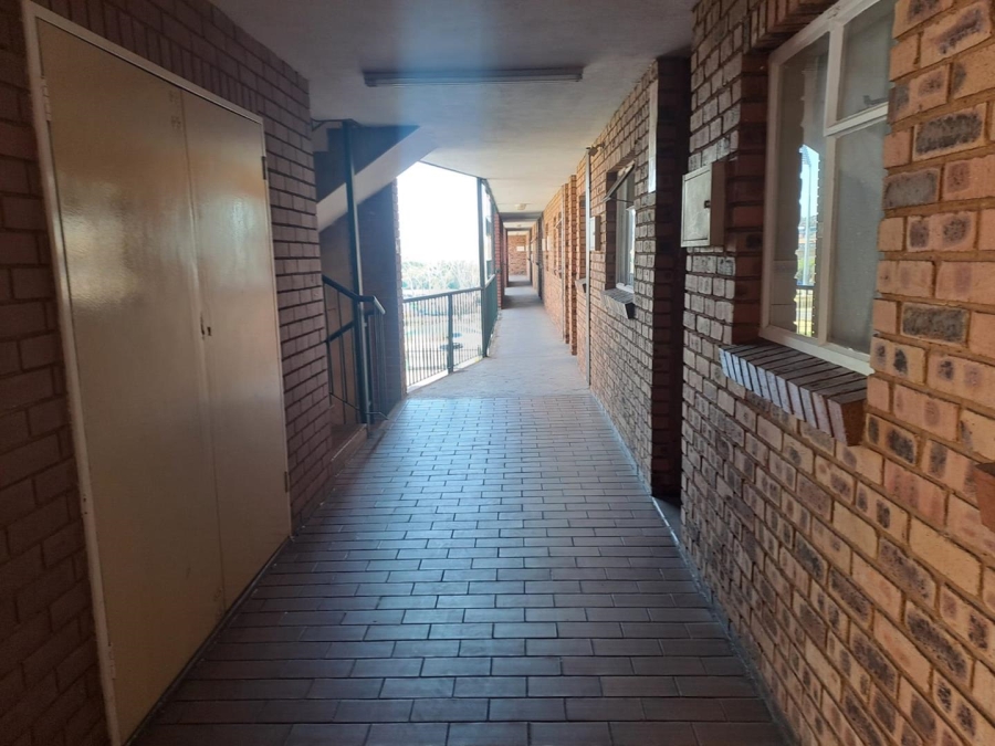 2 Bedroom Property for Sale in Die Hoewes Gauteng