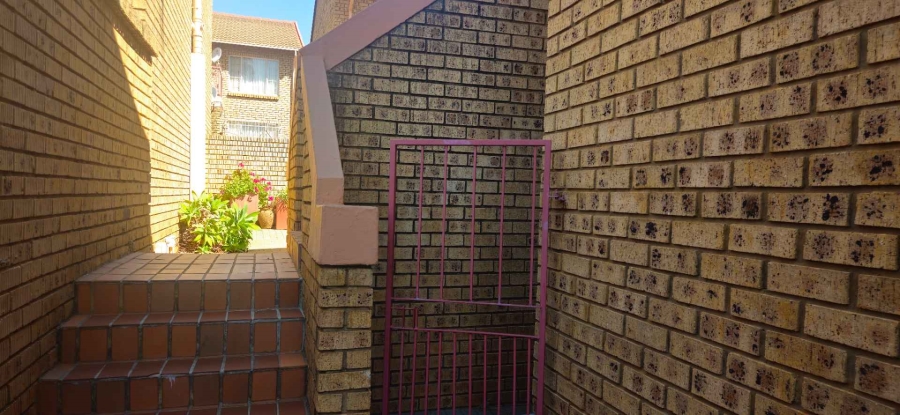 To Let 3 Bedroom Property for Rent in Faerie Glen Gauteng