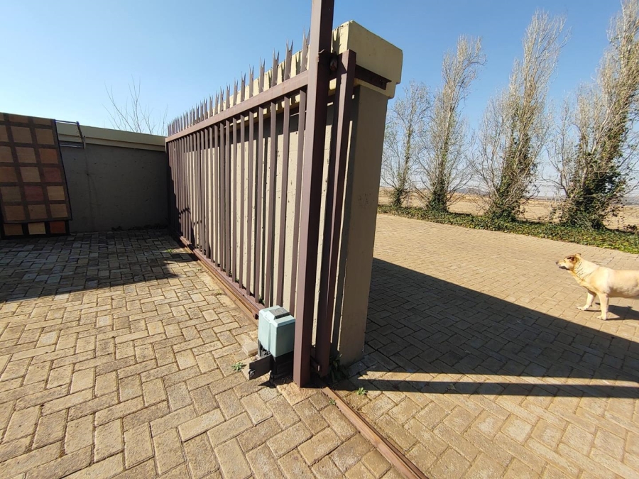 3 Bedroom Property for Sale in Mooilande Gauteng