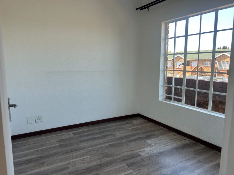 2 Bedroom Property for Sale in Farrarmere Gauteng