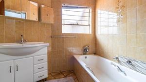 To Let 5 Bedroom Property for Rent in Glenvista Gauteng