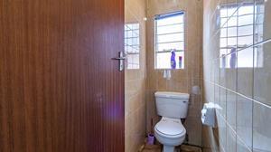 To Let 5 Bedroom Property for Rent in Glenvista Gauteng
