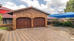 To Let 5 Bedroom Property for Rent in Glenvista Gauteng