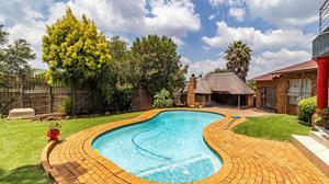 To Let 5 Bedroom Property for Rent in Glenvista Gauteng