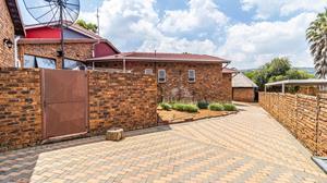 To Let 5 Bedroom Property for Rent in Glenvista Gauteng