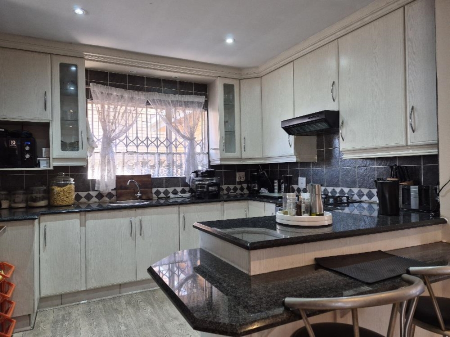 3 Bedroom Property for Sale in Beyerspark Gauteng