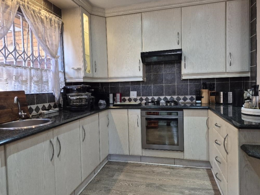 3 Bedroom Property for Sale in Beyerspark Gauteng