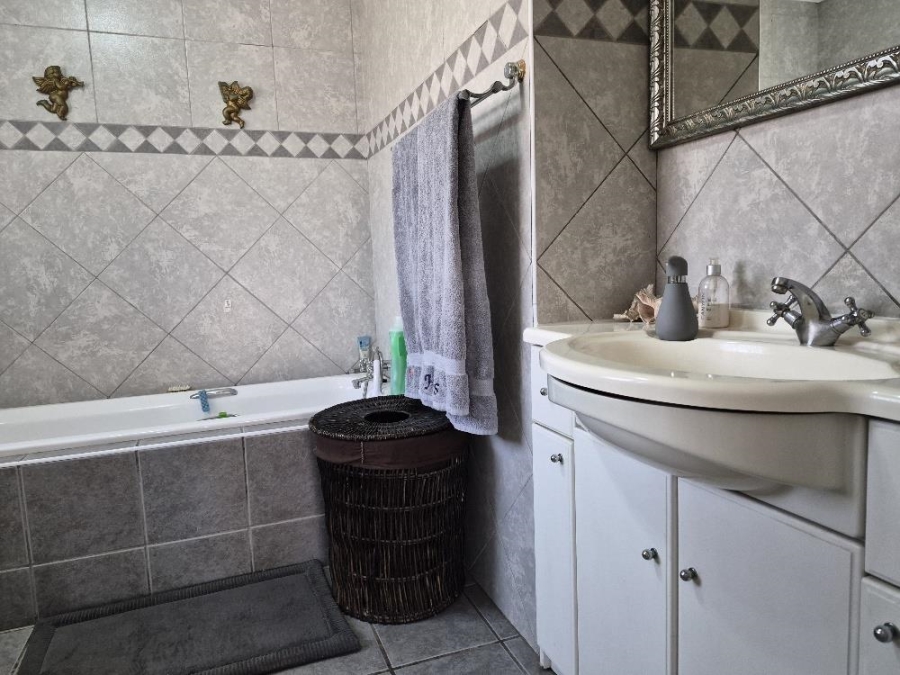 3 Bedroom Property for Sale in Beyerspark Gauteng