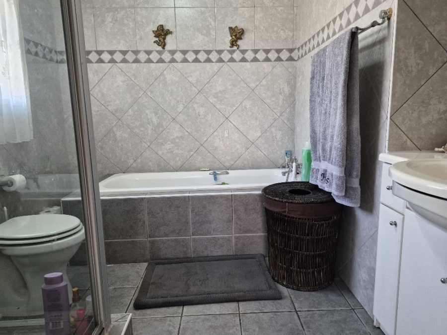 3 Bedroom Property for Sale in Beyerspark Gauteng