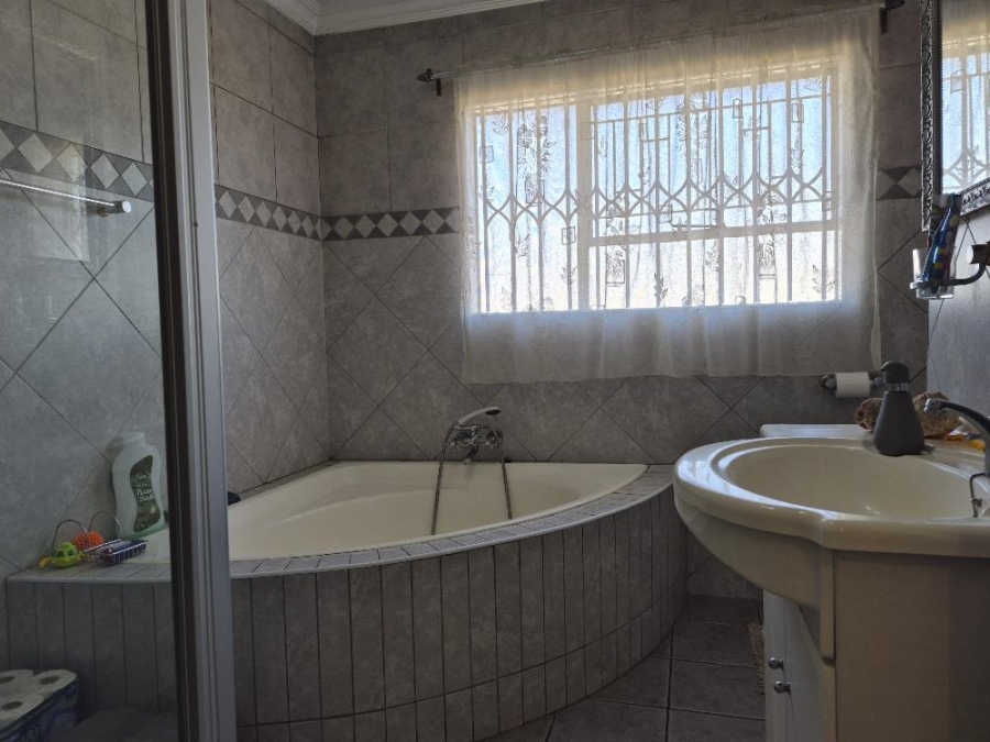 3 Bedroom Property for Sale in Beyerspark Gauteng