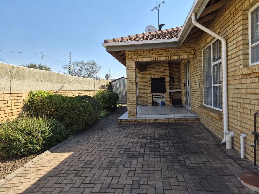 3 Bedroom Property for Sale in Beyerspark Gauteng