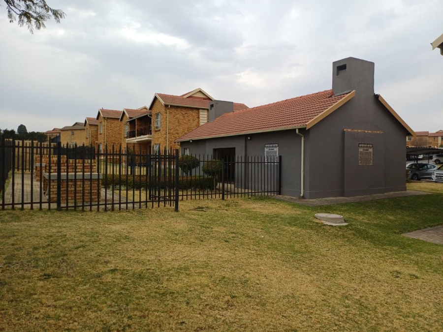 To Let 2 Bedroom Property for Rent in Wilgespruit A H Gauteng
