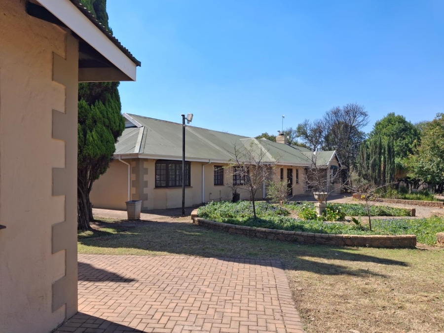 To Let 2 Bedroom Property for Rent in Zwavelpoort Gauteng