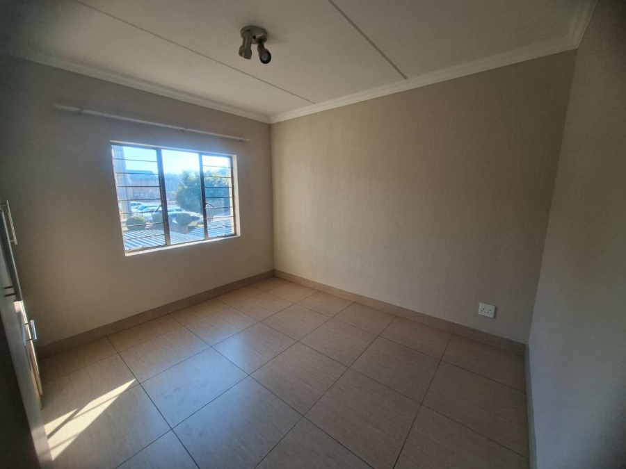 To Let 2 Bedroom Property for Rent in Waverley Gauteng