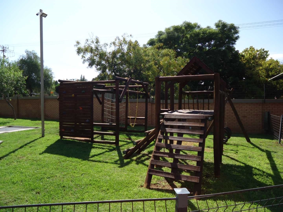To Let 2 Bedroom Property for Rent in Waverley Gauteng
