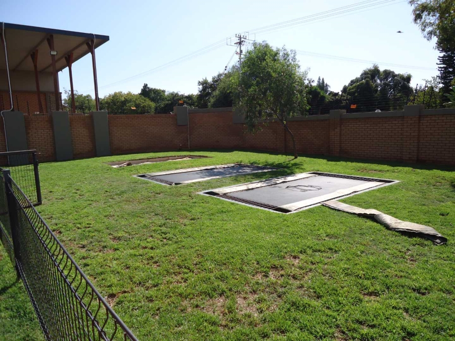 To Let 2 Bedroom Property for Rent in Waverley Gauteng
