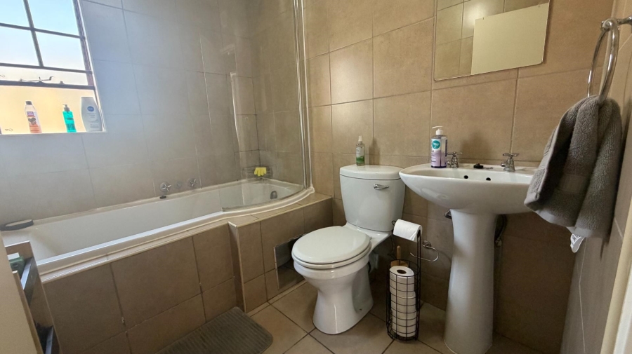 2 Bedroom Property for Sale in Erand Gardens Gauteng