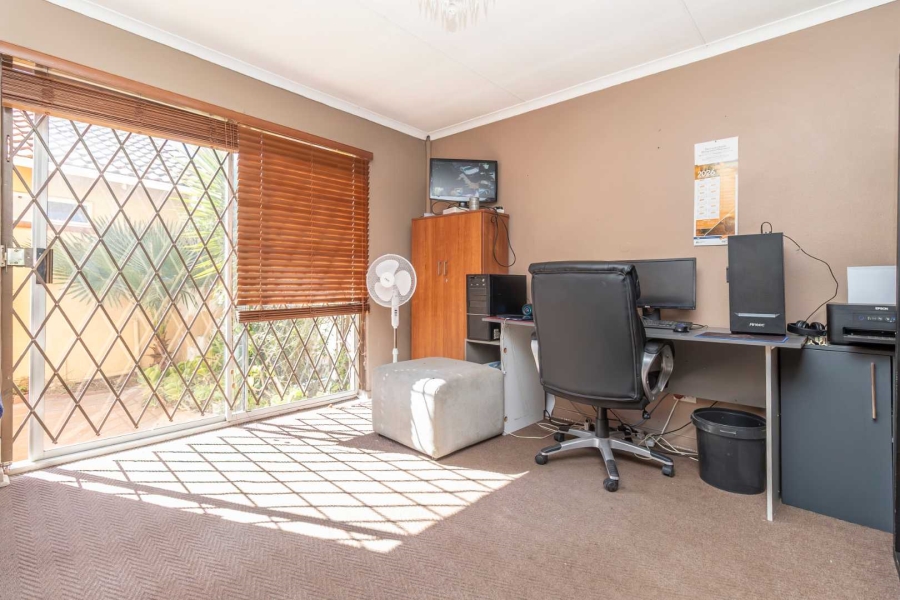 To Let 3 Bedroom Property for Rent in Hurlingham Gauteng