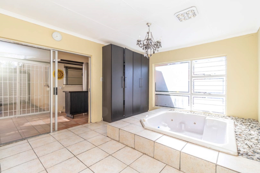 To Let 3 Bedroom Property for Rent in Hurlingham Gauteng