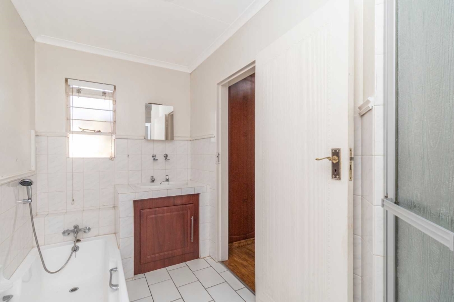 To Let 3 Bedroom Property for Rent in Hurlingham Gauteng