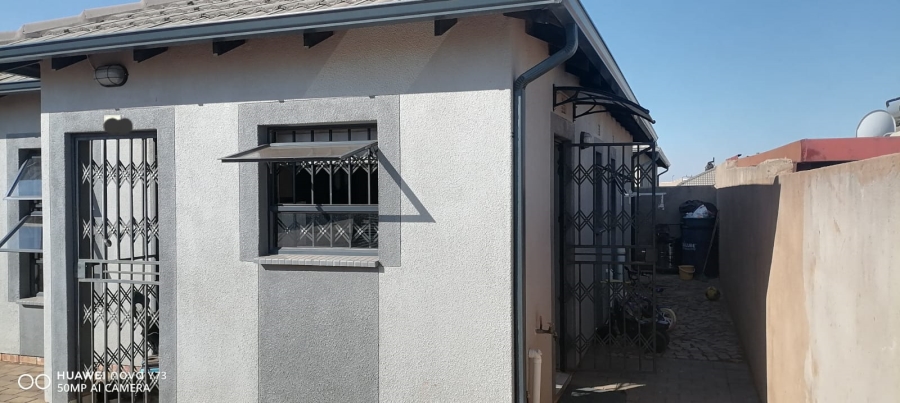 2 Bedroom Property for Sale in Clayville Gauteng