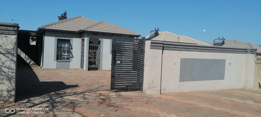 2 Bedroom Property for Sale in Clayville Gauteng