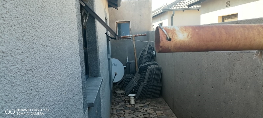 2 Bedroom Property for Sale in Clayville Gauteng