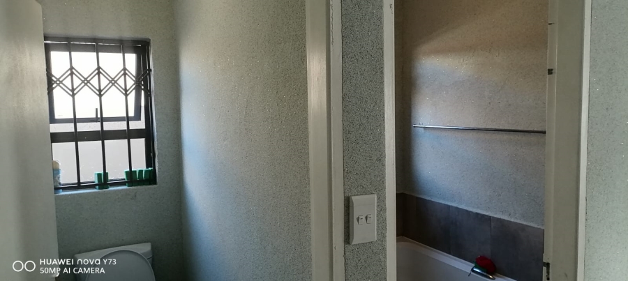 2 Bedroom Property for Sale in Clayville Gauteng