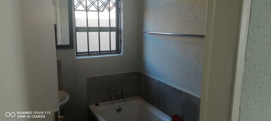 2 Bedroom Property for Sale in Clayville Gauteng