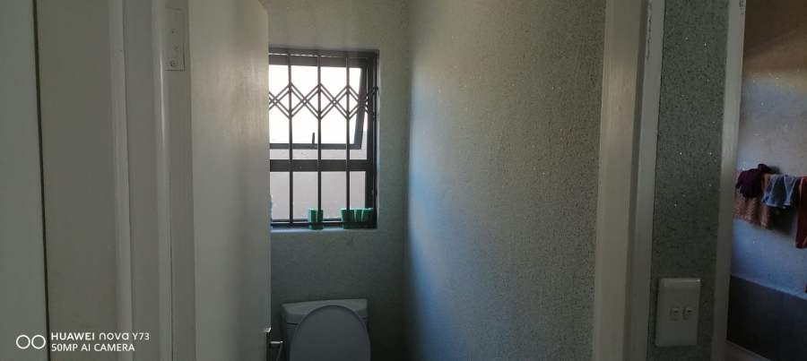 2 Bedroom Property for Sale in Clayville Gauteng