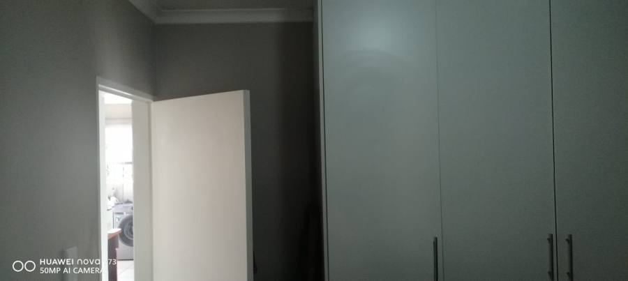 2 Bedroom Property for Sale in Clayville Gauteng