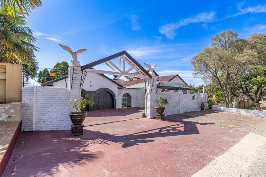 8 Bedroom Property for Sale in Glenvista Gauteng