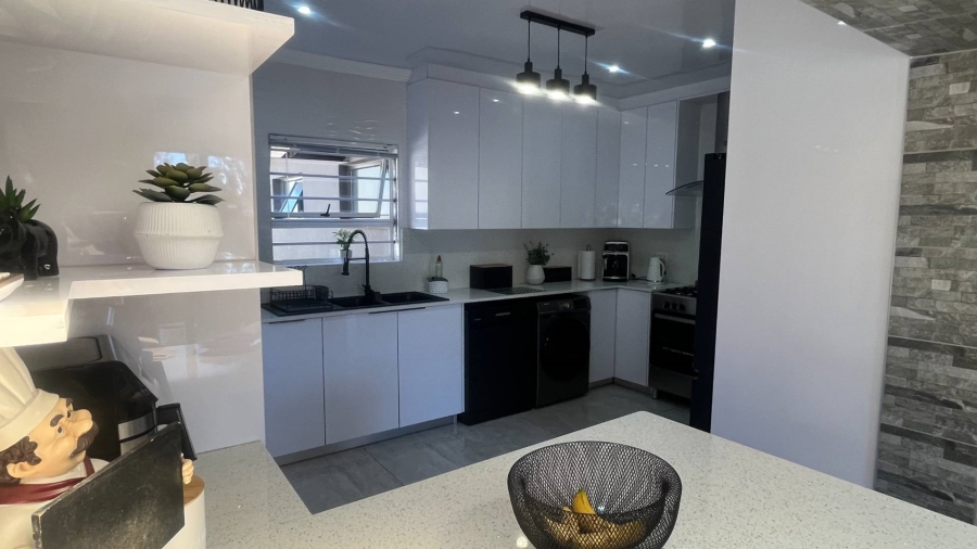4 Bedroom Property for Sale in Brackendowns Gauteng