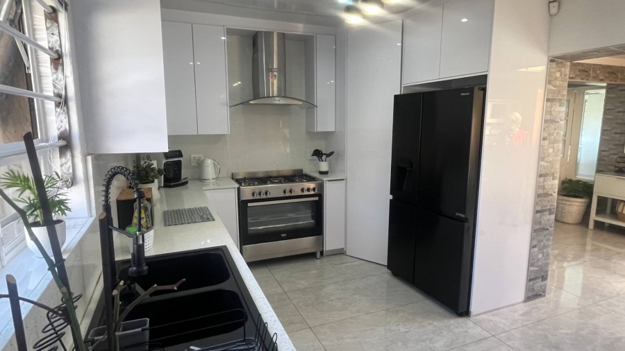 4 Bedroom Property for Sale in Brackendowns Gauteng