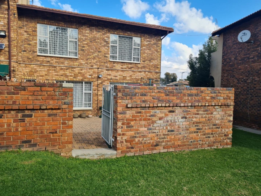 3 Bedroom Property for Sale in Oakdene Gauteng