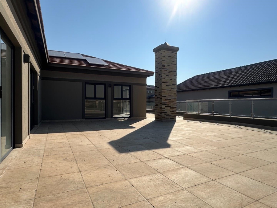 6 Bedroom Property for Sale in Blue Valley Golf Estate Gauteng