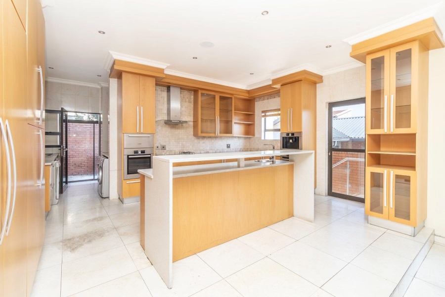 5 Bedroom Property for Sale in Waterfall Country Village Gauteng