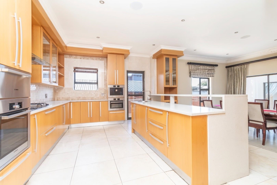 5 Bedroom Property for Sale in Waterfall Country Village Gauteng
