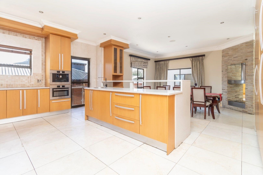 5 Bedroom Property for Sale in Waterfall Country Village Gauteng