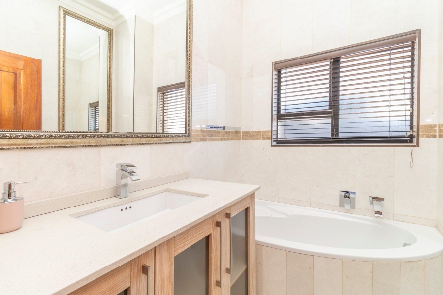 5 Bedroom Property for Sale in Waterfall Country Village Gauteng