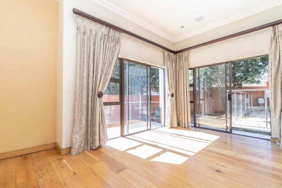 5 Bedroom Property for Sale in Waterfall Country Village Gauteng